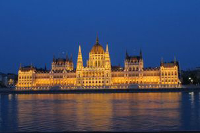 Hungary in US$3.25bn issuance